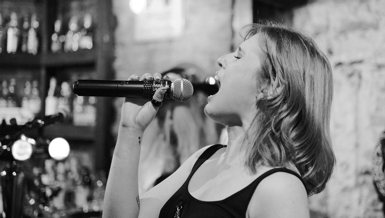 Bia Carvalho , lead singer of People of Maha