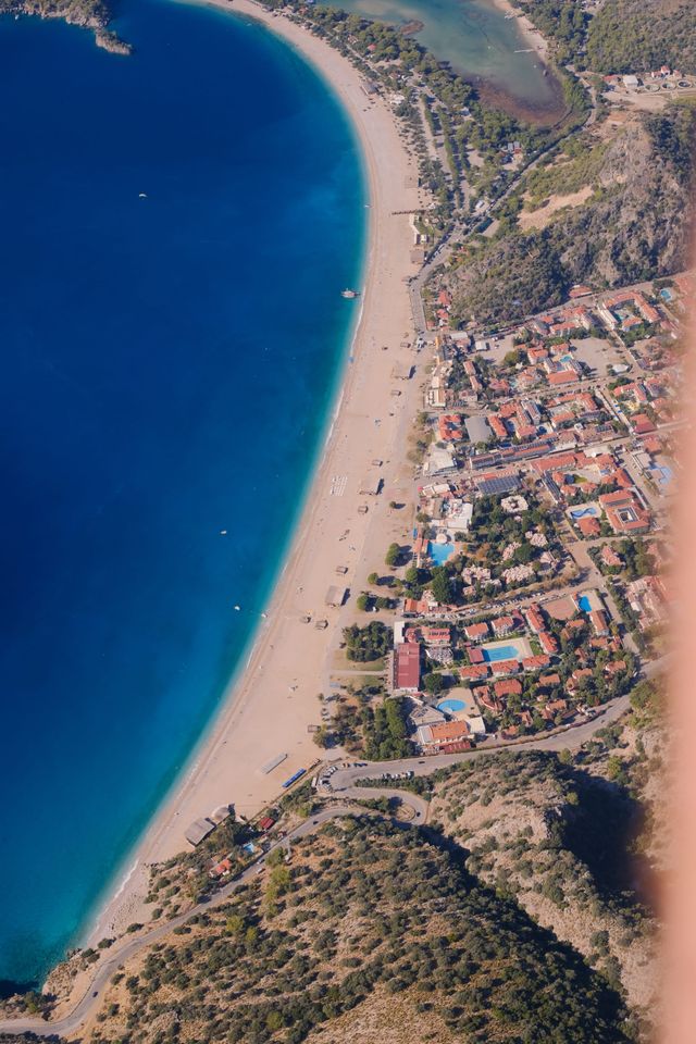 Ölüdeniz town and beach directly below the paraglider