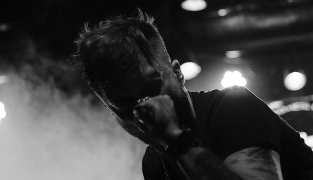 Lead singer Damian Kikoła